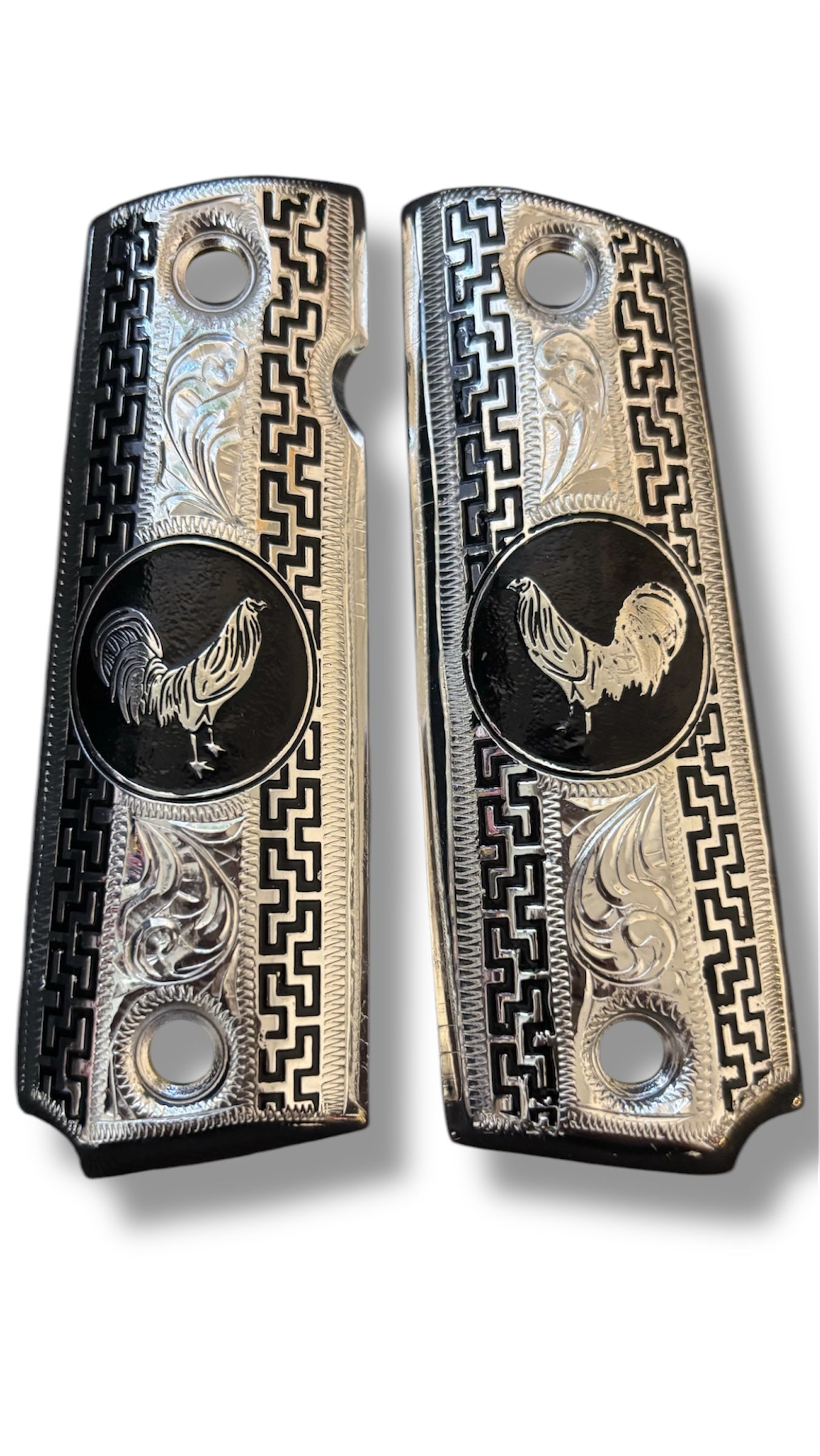 Cachas plateadas diseño de gallo 1911